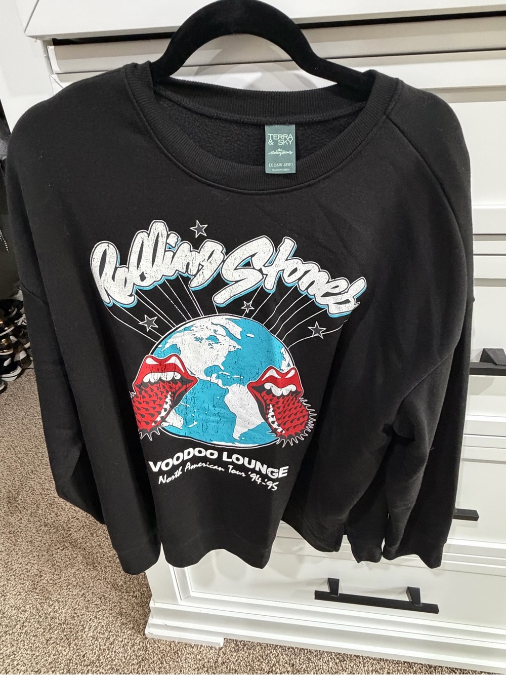 Terra & Sky Women’s Rolling Stones Graphic Sweatshirt - Black
